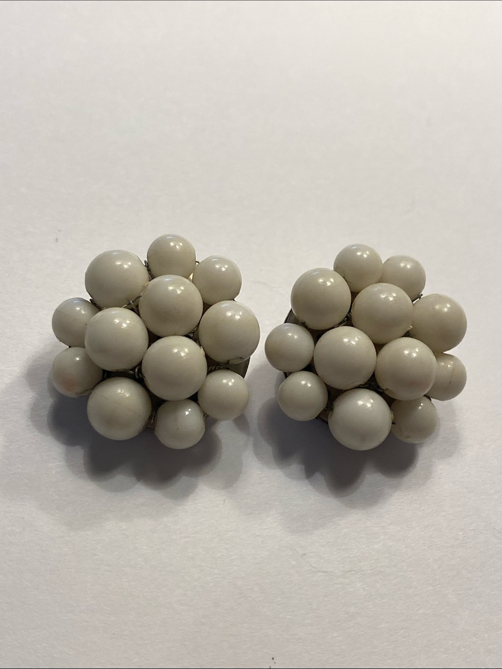Hong Kong 🇭🇰 vintage Classic white Cluster Button clip Earrings